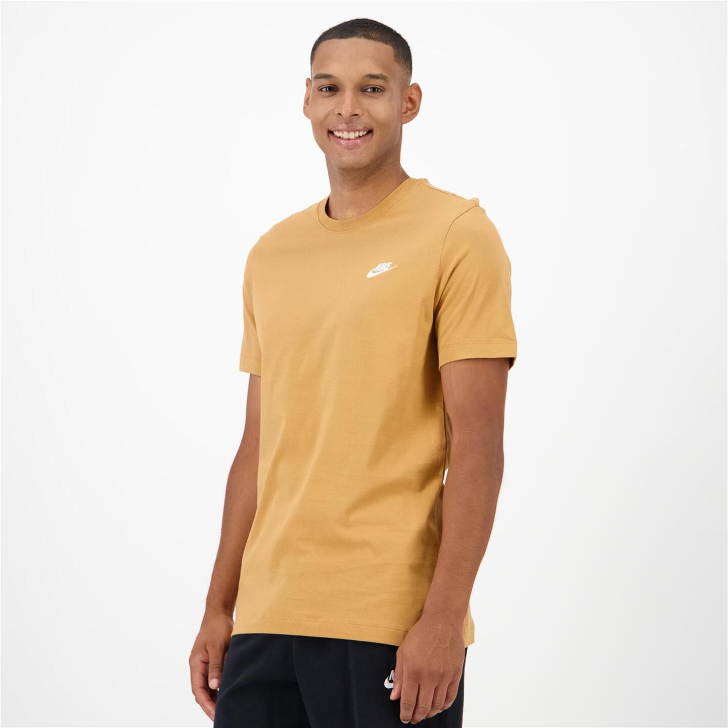 Nike Club - marron - Camiseta Algodón Hombre