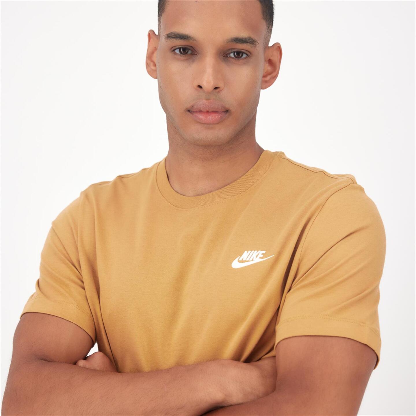 Nike Club - marron - Camiseta Algodón Hombre