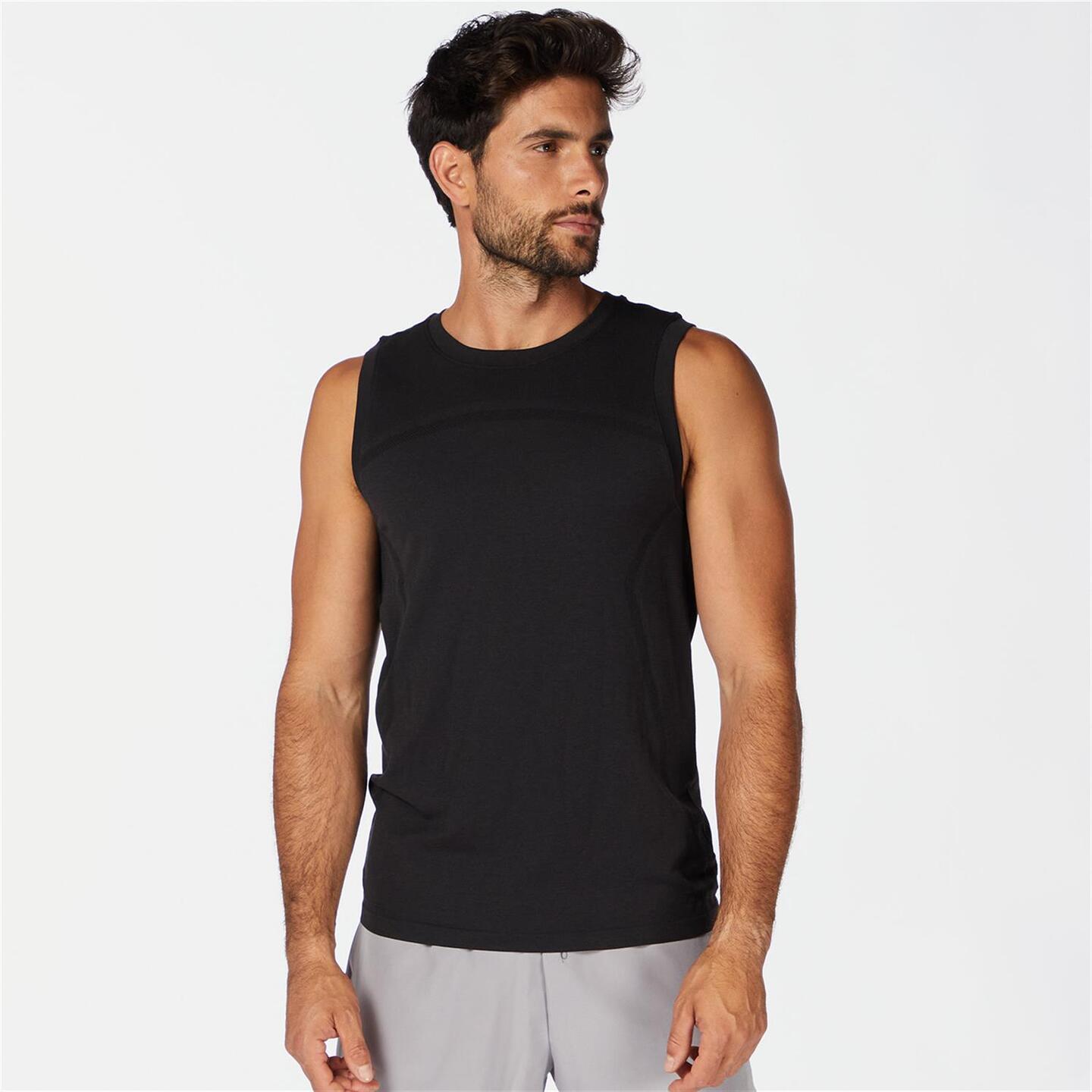 Camiseta tirantes negra hombre sale