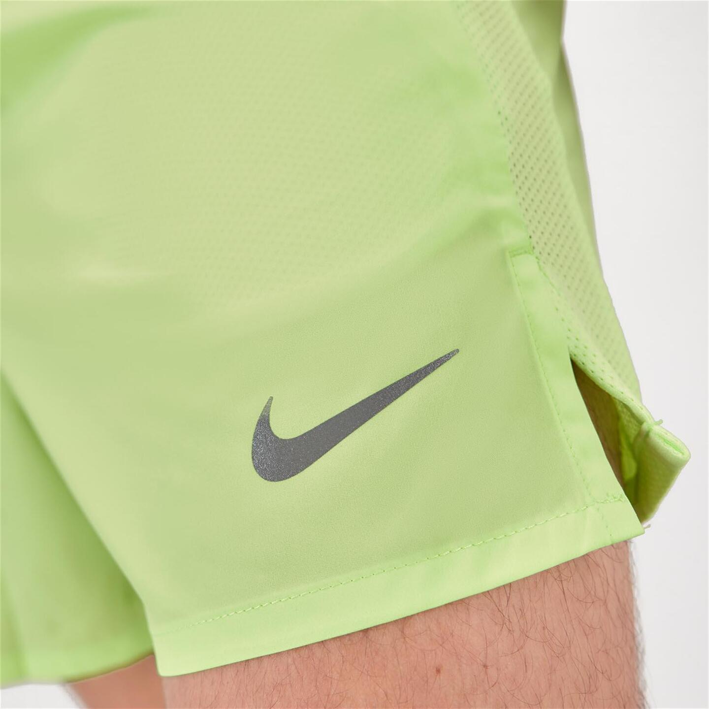 Nike Challenger 5" - verde - Pantalón Corto Running Hombre