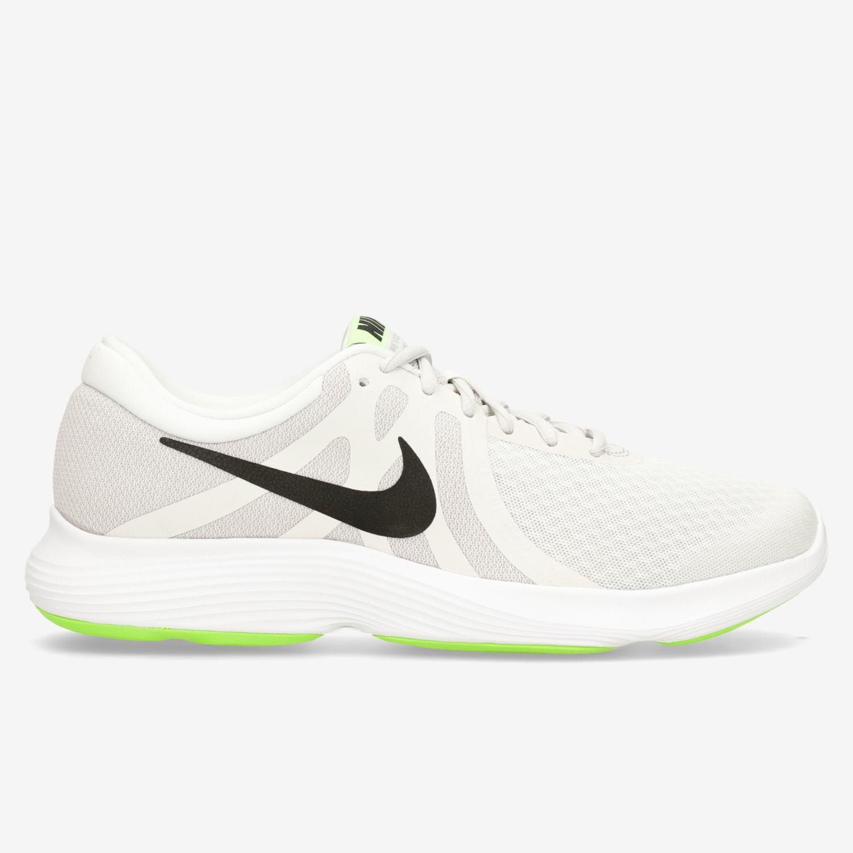 Nike Revolution 4