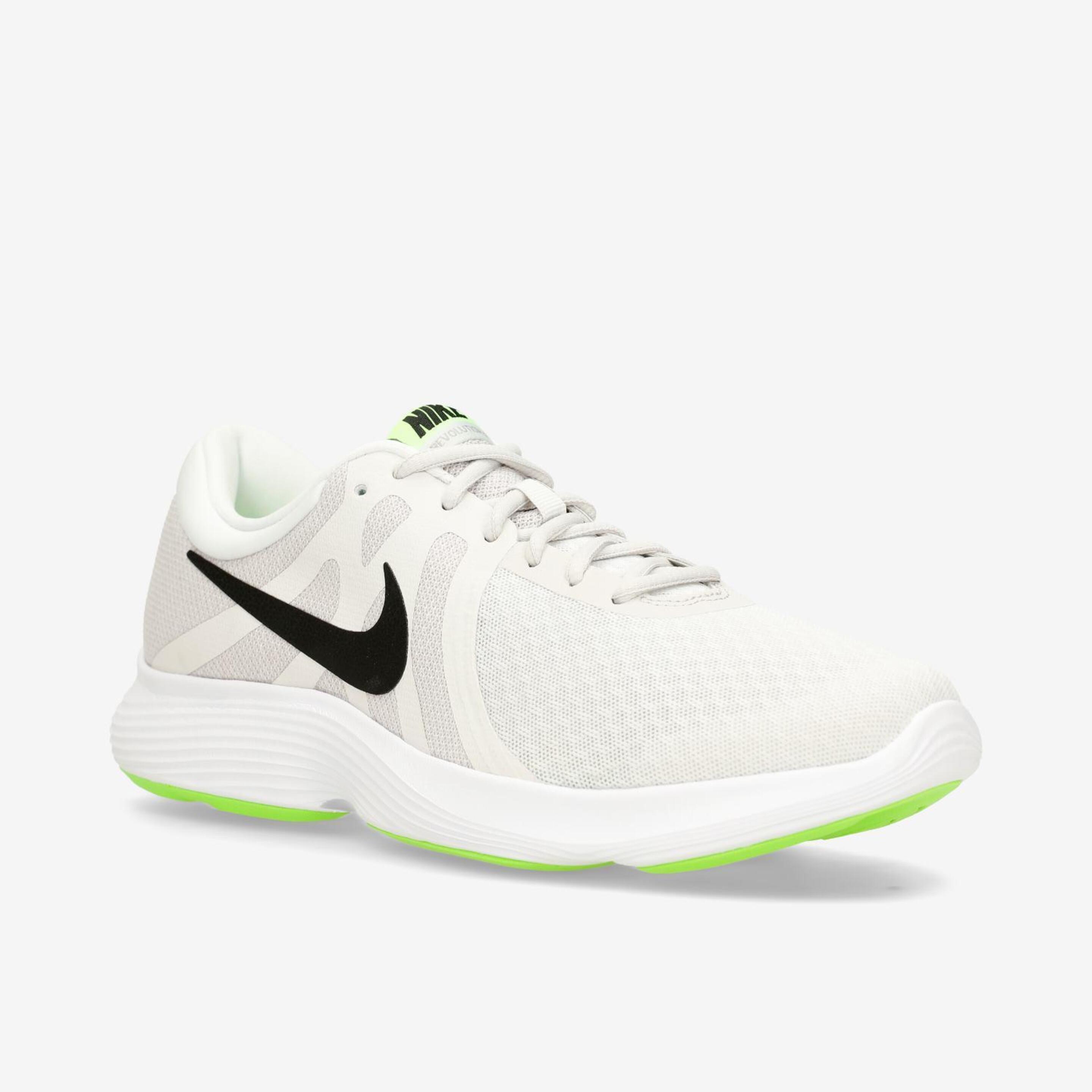 Nike Revolution 4