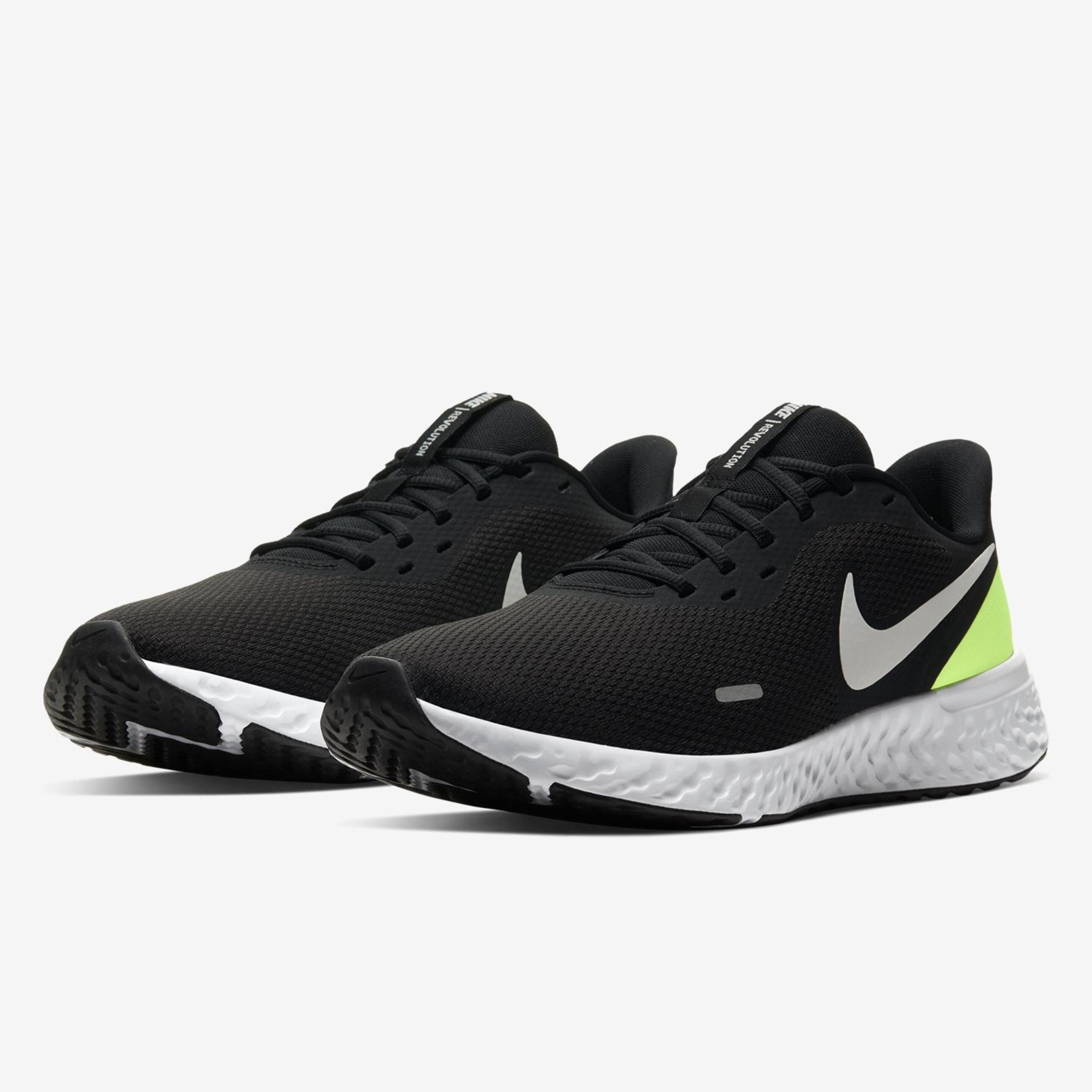 Nike Revolution 5