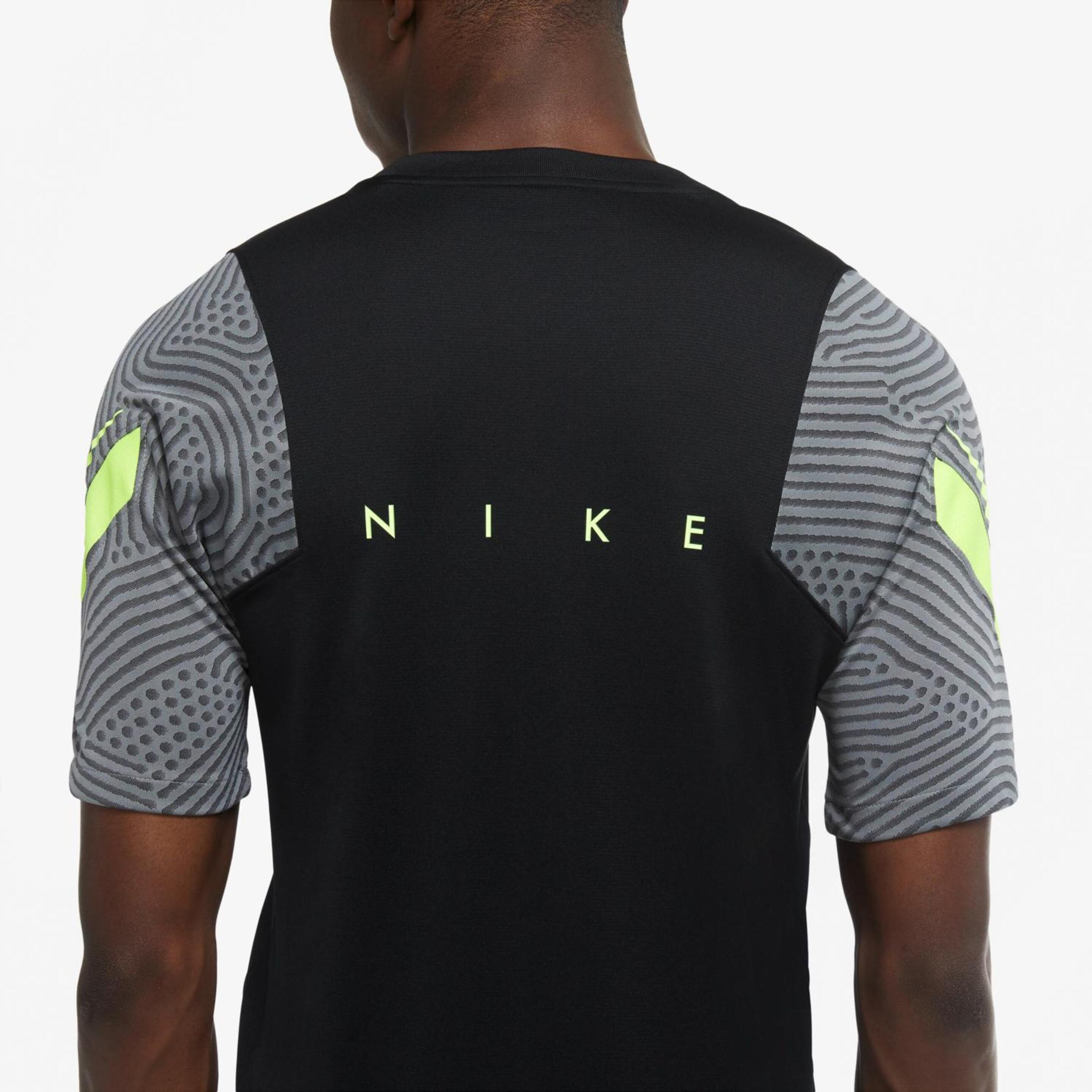 Nike Dry Strike