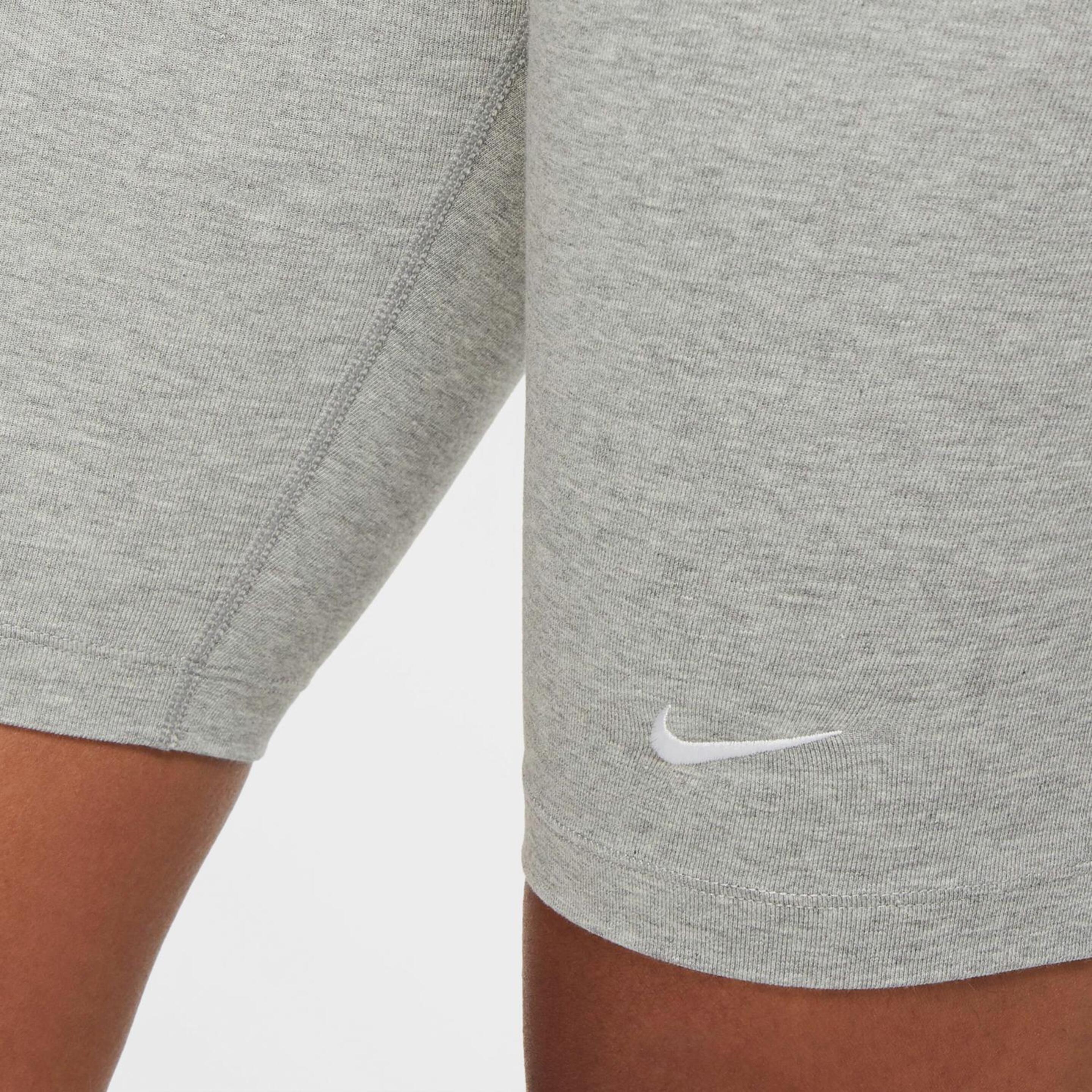 Nike Essential