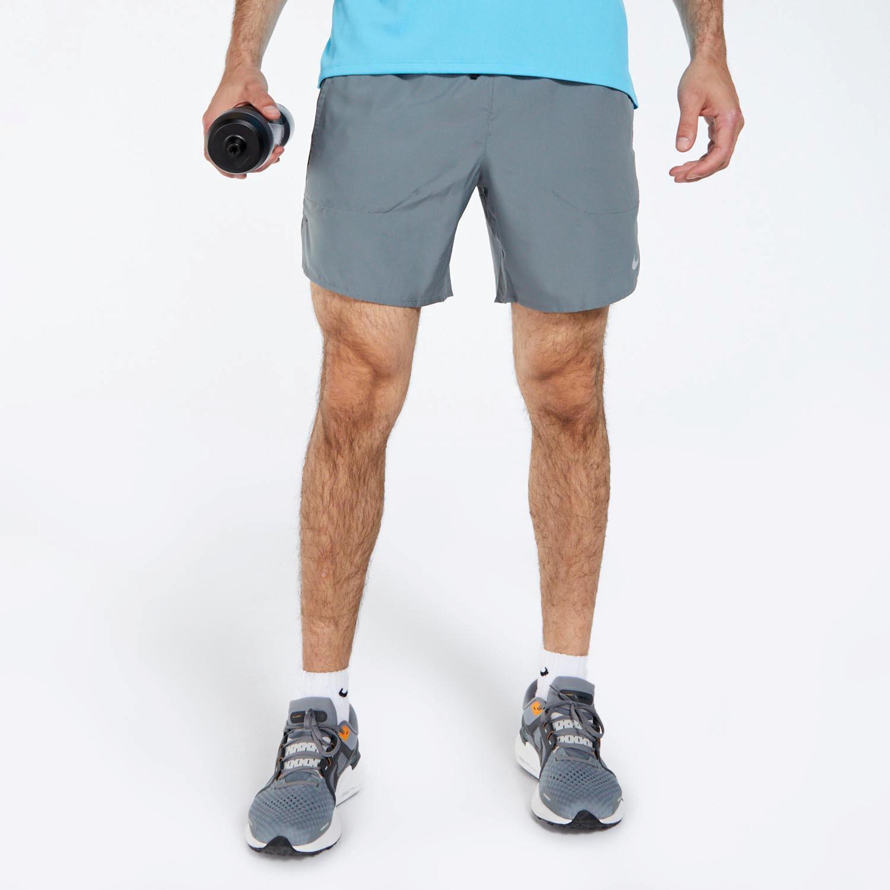 Nike Stride - gris - Calções Running Homem