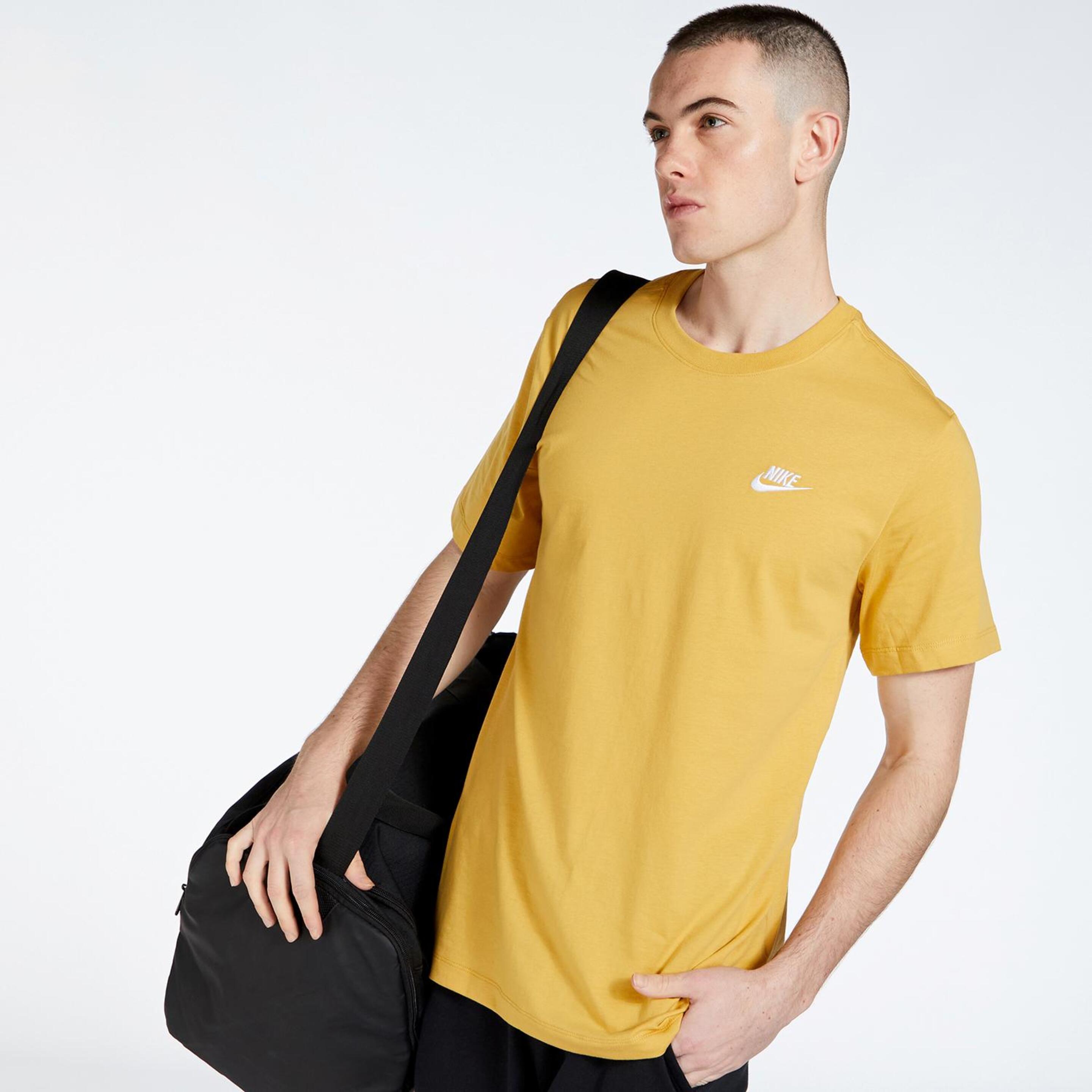Nike Club - Amarelo - T-shirt Oversize Homem | Sport Zone