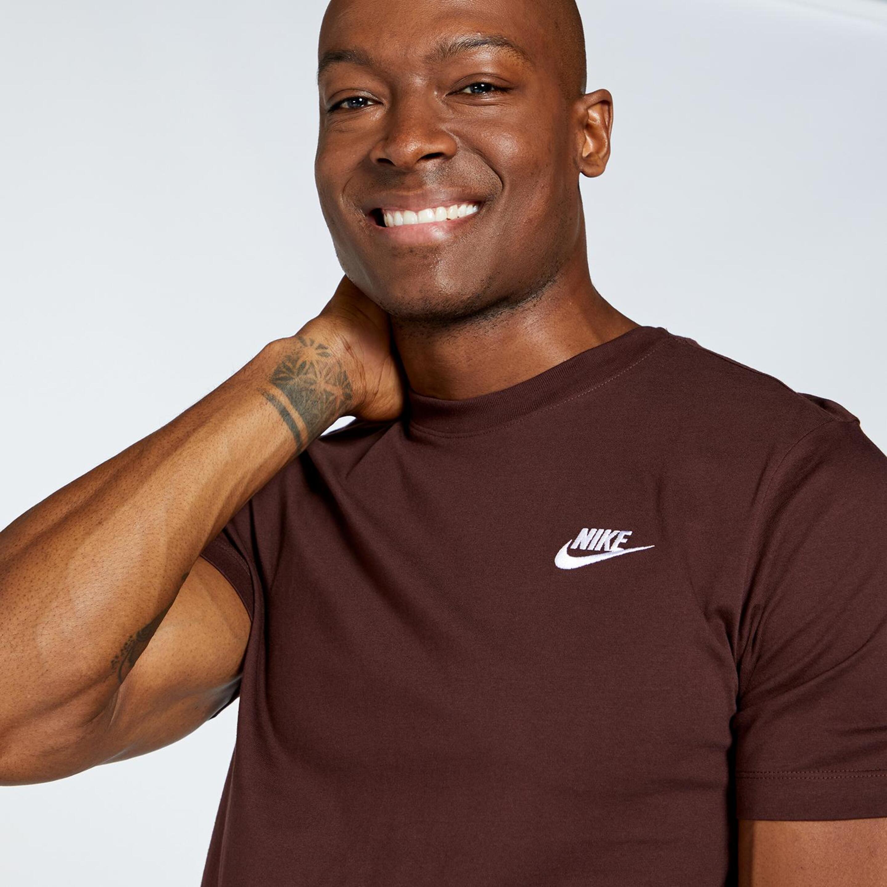 Nike Club - Marrón - Camiseta Hombre