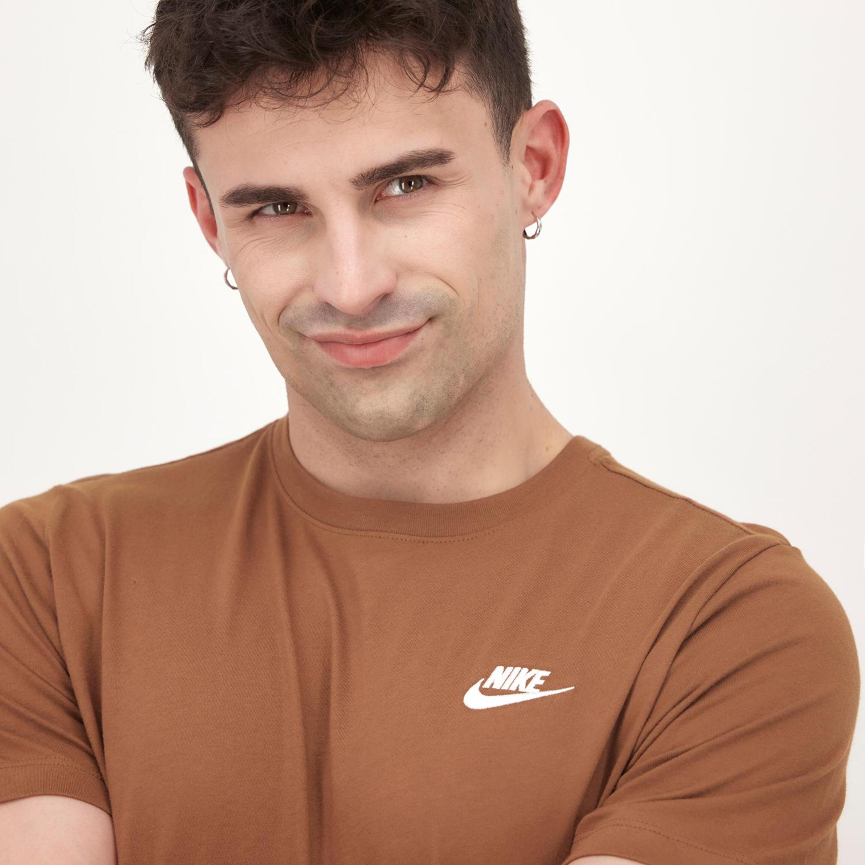 Nike Club - Marrón - Camiseta Hombre  | Sprinter