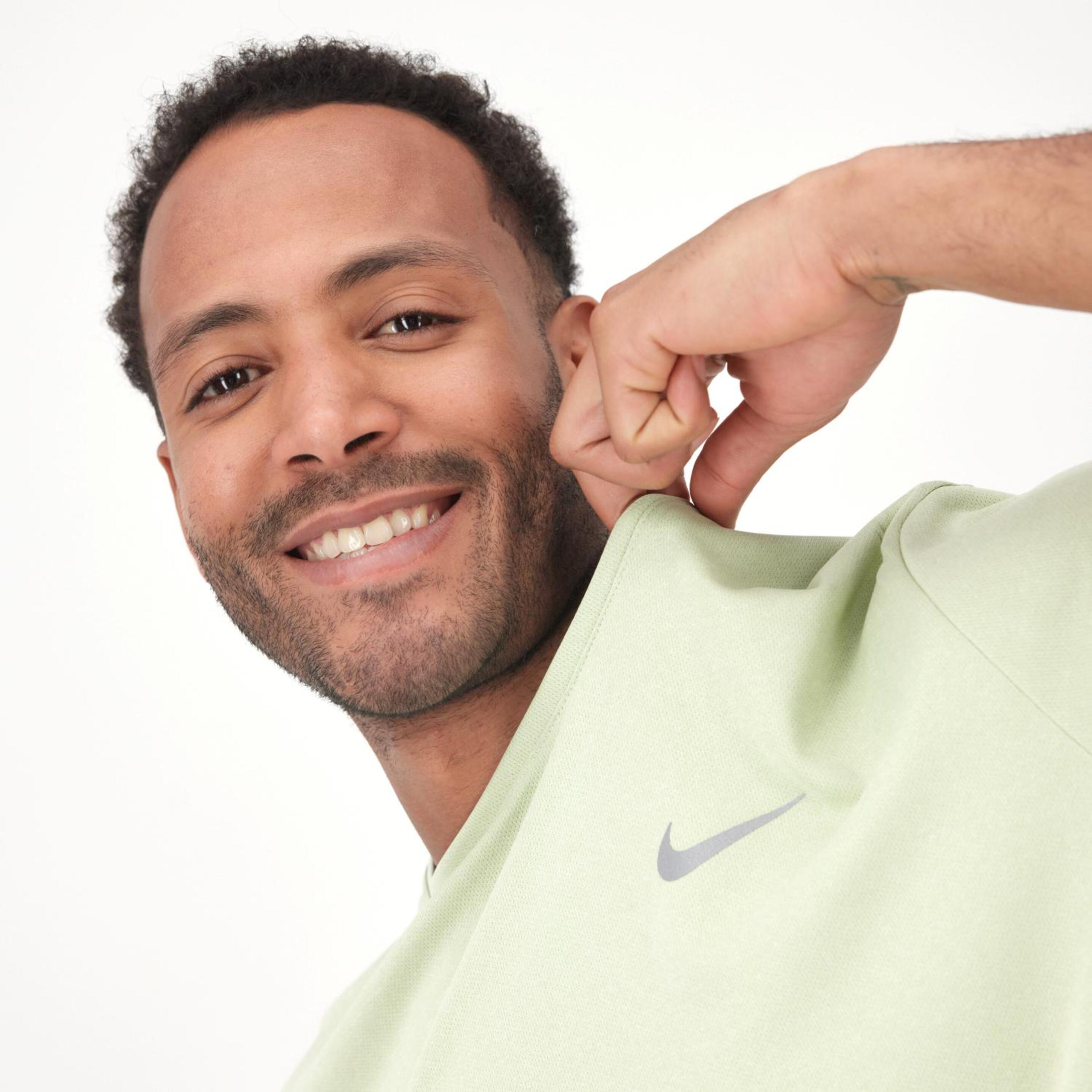 Nike Miler - Verde - Camiseta Running Hombre  | Sprinter