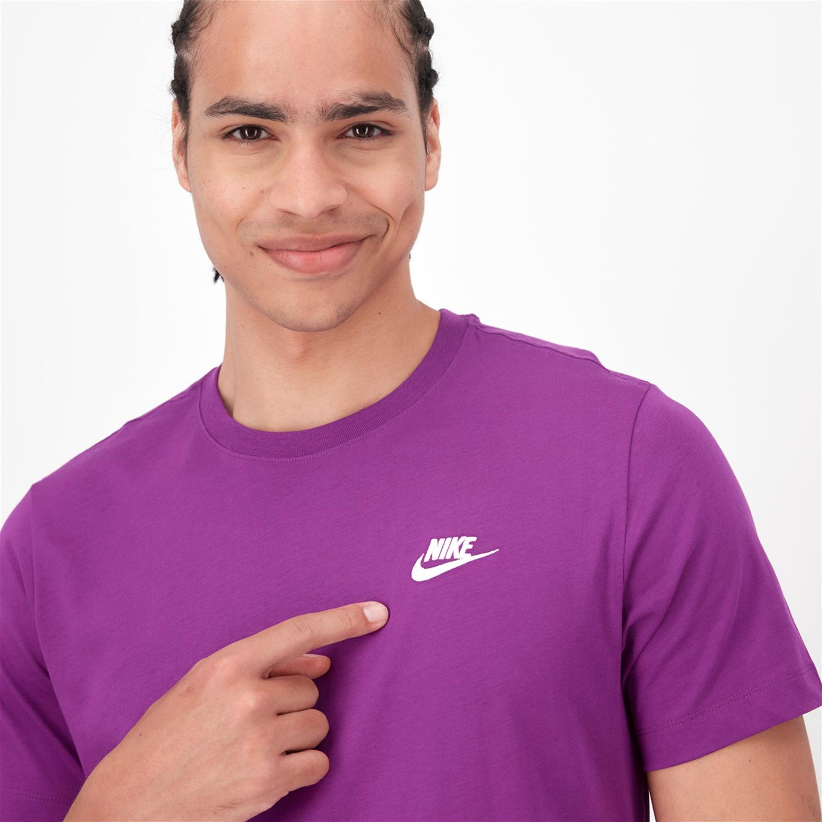 Nike Club - Morado - Camiseta Hombre