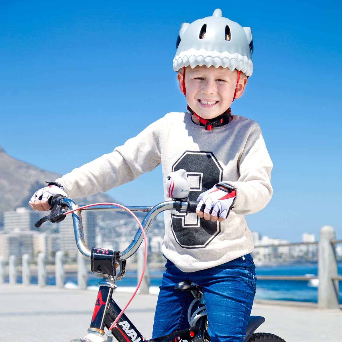 Capacete Bicicleta Para Crianças|tubarão Cinza| Crazy Safety  En1078 Certificado - Dê aos seus filhos uma vantagem com um capacete memorável. Serve para 2-7 anos (S - 49-55 cm) & 6-12 anos (M - 54-59 cm). Luz LED vermelha. Testado e certificado. | Sport Zone MKP
