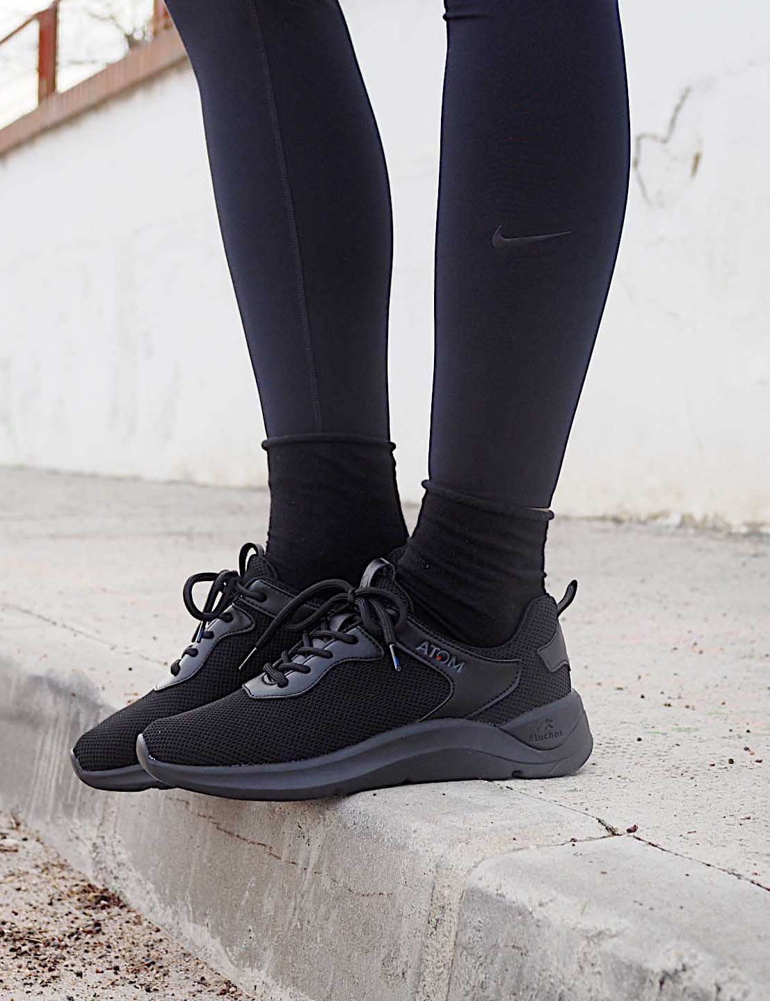 Zapatillas Fluchos Atom F1253 - Negro - Sneakers Para Mujer  MKP