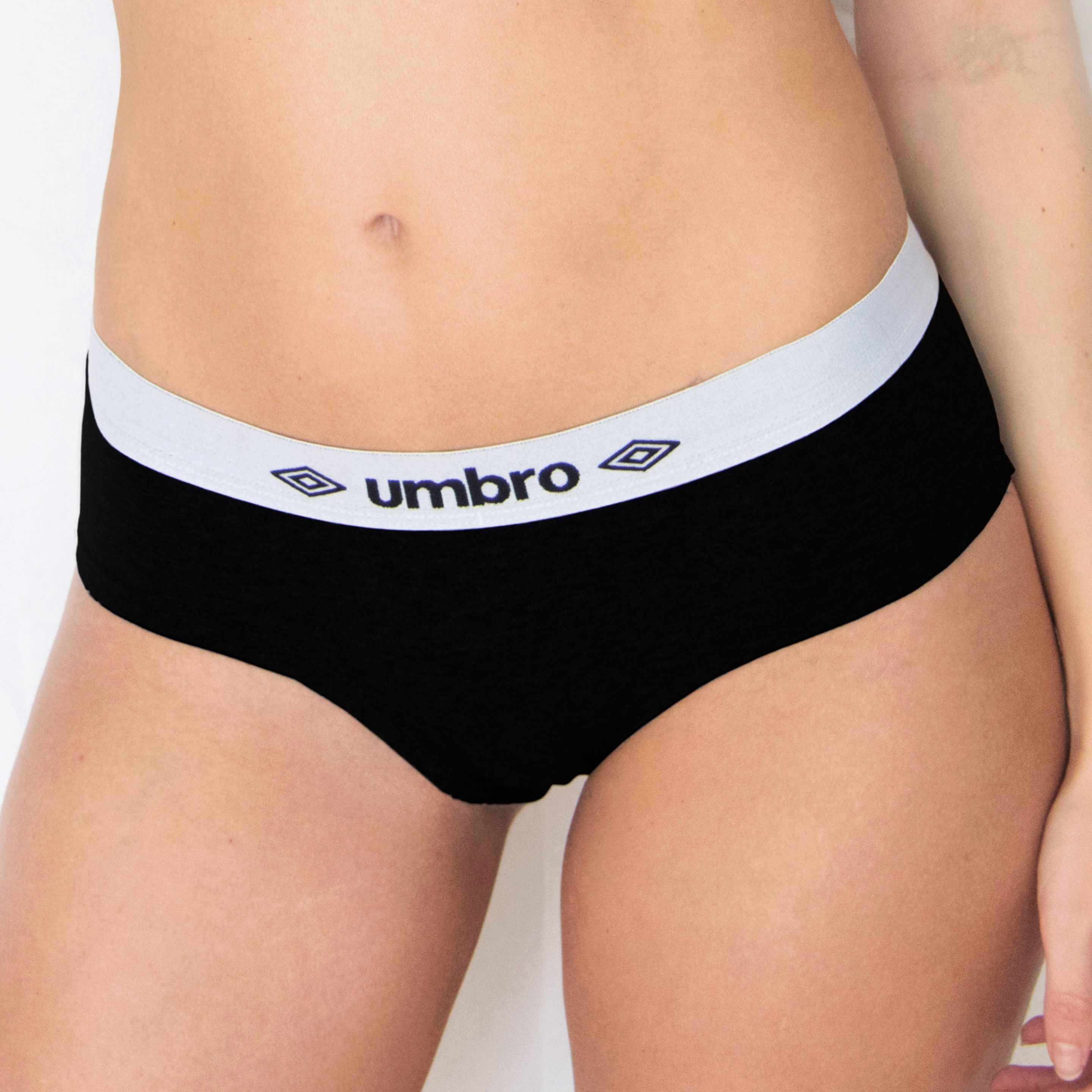 Slip Deportivo Femenino Umbro En Color Negro