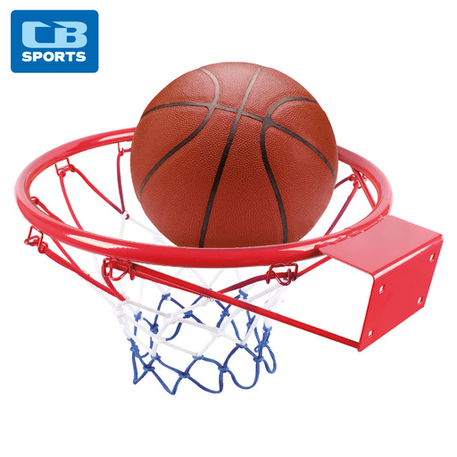 Centrar la canasta de baloncesto, con el balón dentro de la red