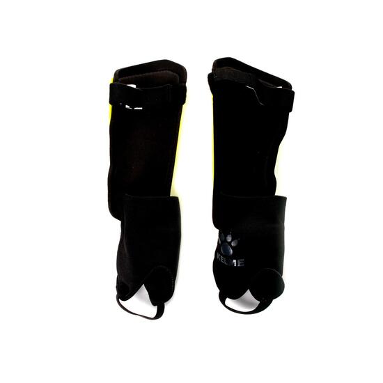 Espinillera Kelme Fútbol Amarilla