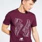 New Balance Perfect - Granate - Camiseta Hombre New Balance Perfect - Granate - Camiseta Hombre