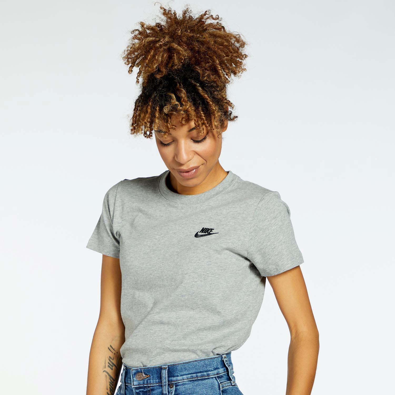 nike small logo tee
